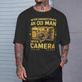 Never Underestimate An Old Man With A Camera レトロ ヴィンテージ Tシャツ 彼への贈り物