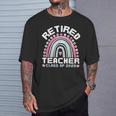 Retired Teacher Class Of 2025 Rainbow Retro Graduation Tシャツ 彼への贈り物