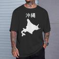 【沖縄】北海道 沖縄県 都道府県 遊び心 おもしろ 面白い ネタ 地図 シルエット 地理 癖強い お笑い 笑える 変な Tシャツ 彼への贈り物