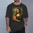 おもしろビールモナリザ絵画アートママパパ。 Tシャツ 彼への贈り物
