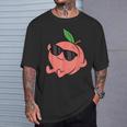 かわいい 桃 フルーツ リラックス のんびりピーチ Tシャツ 彼への贈り物