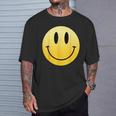 イエロー スマイル ハッピー ピース スマイル フェイス かわいい ユーモア すごい Tシャツ 彼への贈り物