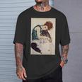 エゴン・シーレ作「膝を曲げた座る女」1917 Tシャツ 彼への贈り物
