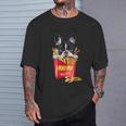 クールなフレンチブルドッグがフライドポテトを食べるグラフィッククールなデザイン。 Tシャツ 彼への贈り物