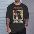 コーヒーの前にみんな嫌いな黒猫がコーヒーを飲む Tシャツ 彼への贈り物