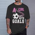 サッカーでゴールを決めた少女 Tシャツ 彼への贈り物