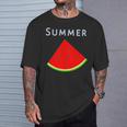 スイカ 1ピース・夏【 サマータイム 】リゾート・夏 大好き／面白 イラスト Tシャツ 彼への贈り物