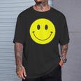 スマイル フェイス 笑顔（ベーシック）【スマイリー】ニコニコ 絵文字 黄色 ポップ かわいい イラスト Tシャツ 彼への贈り物