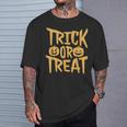 トリックオアトリートパンプキンフェイスハロウィングラフィック。 Tシャツ 彼への贈り物