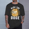 ドージコイン クリプト ライド ザ ドージ 面白い Memecoin Tシャツ 彼への贈り物