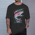 ニジマスのフライフィッシング・グラフィック トラウト・クイーン Tシャツ 彼への贈り物