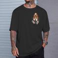 バセットハウンド愛好家のためのファニーバセットハウンド ポケットの中のバセットハウンド Tシャツ 彼への贈り物