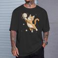 バレーボール選手のかわいいバレーボール猫。 Tシャツ 彼への贈り物