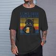 ビール好きで猫が手にビールを飲んでビール友達を応援 Tシャツ 彼への贈り物