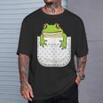 ポケットに入ったカエルのシャツ 面白いカエルのtシャツ カエルの恋人 Tシャツ 彼への贈り物