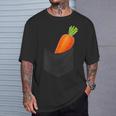 ポケットに入ったニンジン野菜、胸に面白いフルーツニンジン。 Tシャツ 彼への贈り物