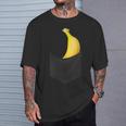 ポケットに入ったバナナフルーツ、胸に面白いバナナ。 Tシャツ 彼への贈り物