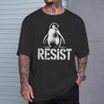 レジスト ペンギン アクティビズム ティー ペンギン 抗議 関税 Tシャツ 彼への贈り物