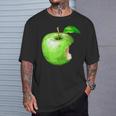 噛まれた青リンゴのイラスト Tシャツ 彼への贈り物