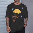 大人かわいい絵本の猫 雨の日 Tシャツ 彼への贈り物