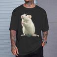 白いネズミが好きな人のための面白い見た目の白いネズミ Tシャツ 彼への贈り物