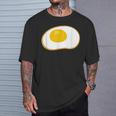 目玉焼き 漫画 カワイイ オタク ブランチ 料理 面白い Tシャツ 彼への贈り物