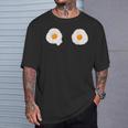 目玉焼きおっぱいビキニ卵おかしいハロウィンコスチューム Tシャツ 彼への贈り物