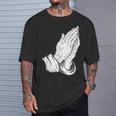 祈るイエスの手 Tシャツ 彼への贈り物