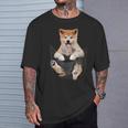 秋田愛好家のためのポケットの中の面白い秋田犬 Tシャツ 彼への贈り物