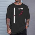 縦型日本国旗、文字「Japan」&シルエットマップ Tシャツ 彼への贈り物