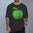 美しい青りんごを彩った果物や果物のりんご。 Tシャツ 彼への贈り物