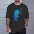 青い羽と鳥が飛んでいる青い羽 キュートでスタイリッシュ Tシャツ 彼への贈り物