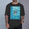 面白いボストンテリア プールで泳ぐ かわいい犬 ママ お父さん Tシャツ 彼への贈り物