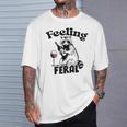 Feeling Feral アライグマ ミーム アルコール 飲酒 恋人 男性 女性 Tシャツ 彼への贈り物