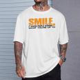 Smile It Makes People Wonder What You're Up To Tシャツ 彼への贈り物