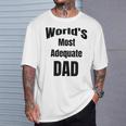World's Most Adequate Dad はポップへの面白いギフトになります。 Tシャツ 彼への贈り物