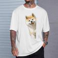かわいい日本の秋田犬が角をのぞく犬好き。 Tシャツ 彼への贈り物