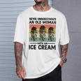 アイスクリームを持った老婆を決して過小評価しない Tシャツ 彼への贈り物
