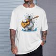アコースティックギターを弾くクマ、ベアギタリスト 長袖tシャツ Tシャツ 彼への贈り物