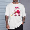 ゴルフをする面白い醜いクリスマスサンタ。 Tシャツ 彼への贈り物