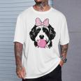 バブルガムを持つバーネドゥードル犬 Tシャツ 彼への贈り物