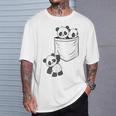 パンダ愛好家のためのポケットの中のかわいいカワイイベイビーパンダ Tシャツ 彼への贈り物