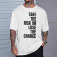 リスクを取るか、チャンスを失うか大胆なモチベーションウェア。 Tシャツ 彼への贈り物
