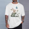 蝶のイースターとデイジーを保持している甘いウサギのウサギ 長袖tシャツ Tシャツ 彼への贈り物