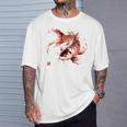 鯉 赤黒 アクアリウム ニシキゴイ 観賞魚 イラスト バックプリント Tシャツ 彼への贈り物