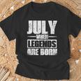 7月 伝説が生まれるとき 誕生月デザイン Tシャツ 高齢者への贈り物