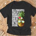 Be A Pineapple Wear A Crownweet Inside アロハ・ハワイパイナップル Tシャツ 高齢者への贈り物