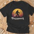 Basssquatch ビッグフット 釣り バス フォレスト シルエット Tシャツ 高齢者への贈り物