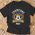 Champion Are Born In May フットボール サッカーボール 誕生日プレゼント 長袖tシャツ Tシャツ 高齢者への贈り物