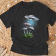 Ufo Hovering Over Weird Mushroomsci-Fi Magichrooms Tシャツ 高齢者への贈り物